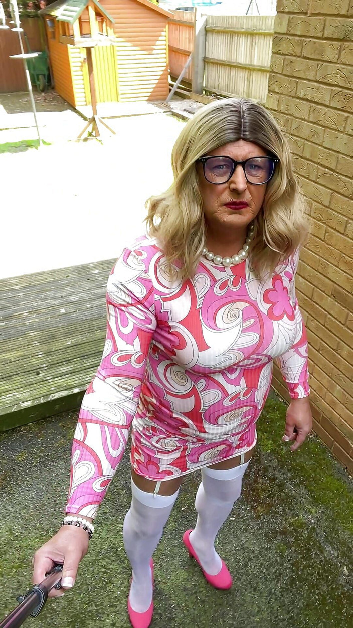 Kellycd2022: Amadora crossdresser Kellycd2022 sexy milf mijando de calcinha novamente em...