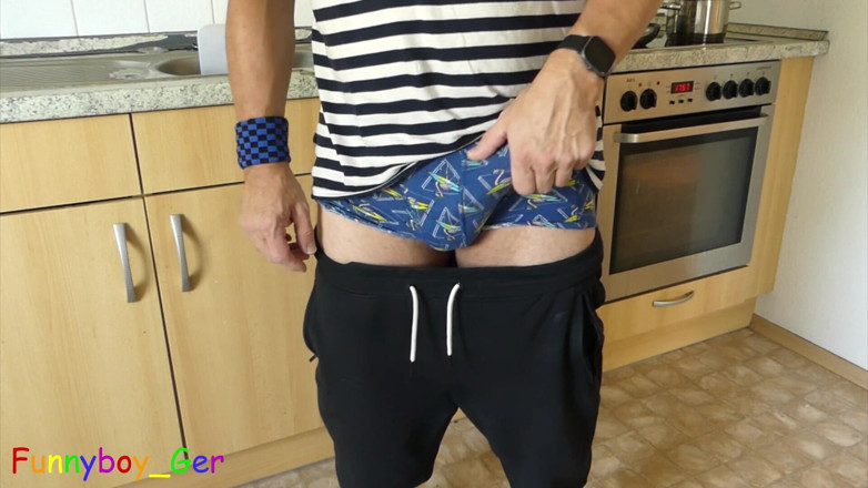 Funnyboy-Ger: Na cozinha, masturbando e gozando em uma camisinha cheia de água,...
