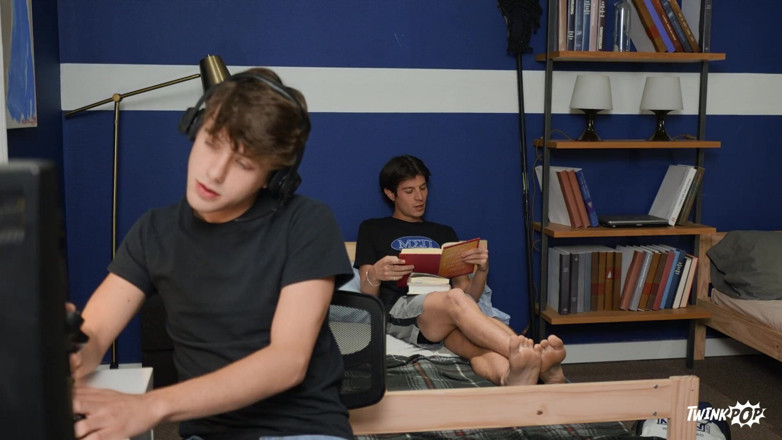 Twink pop studio: Twinkpop - Luke Connors Distracts Joey Mills From Studying with Kinky...
