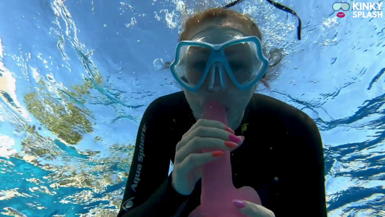UKCuteGirl Lucy Lauren: Wetsuit thổi kèn cu giả dưới nước - con đĩ bú mặt...