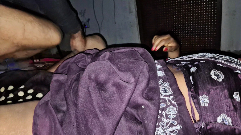 DesiBurChudai: Hete sexy vrouw neukt in middernacht in het slaapkamerdorp Desi...