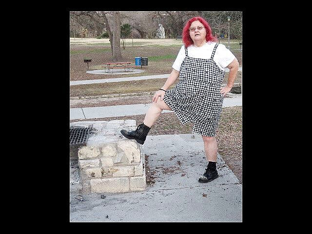 BBW nurse Vicki adventures with friends: Hog warts Jumper et bottes folles dans un parc local...
