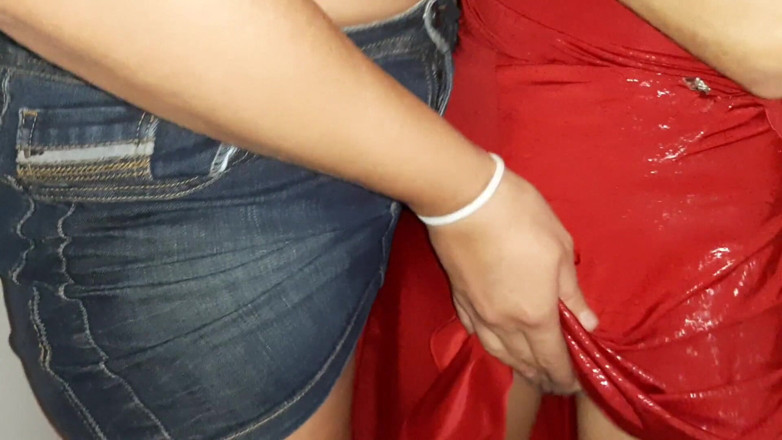 Lesbian-candys: Tetamu Berada Di Dalam Bilik Dan Kami Dikongkek Di Luar...