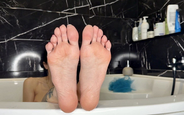 Julia domaina: Mes dessous de pieds mous dans une baignoire, pieds nus...