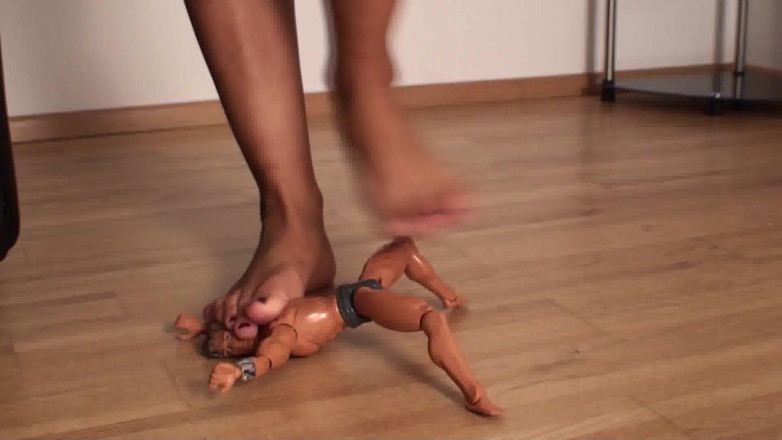 Foot Girls: Une beauté blonde en lingerie piétine un jouet