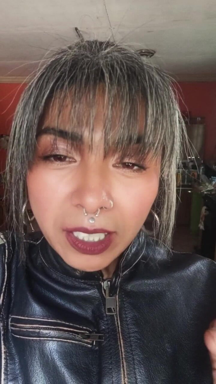 Casia Castro: Inhale Perlahan-lahan, Arahan merokok dalam kulit.