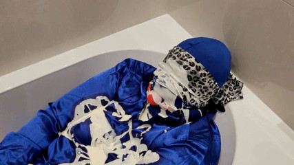 Slutty Ms B: Satin phun nước
