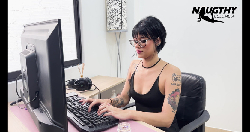 NaughtyColombia: La chica del centro de llamadas se masturba con su...