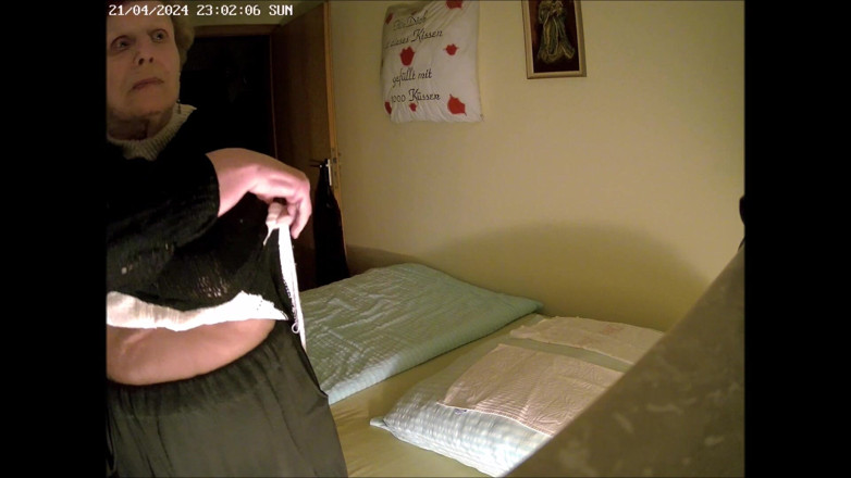 Heisseoma: Hot Granny Goes to Sleep with White Underpants