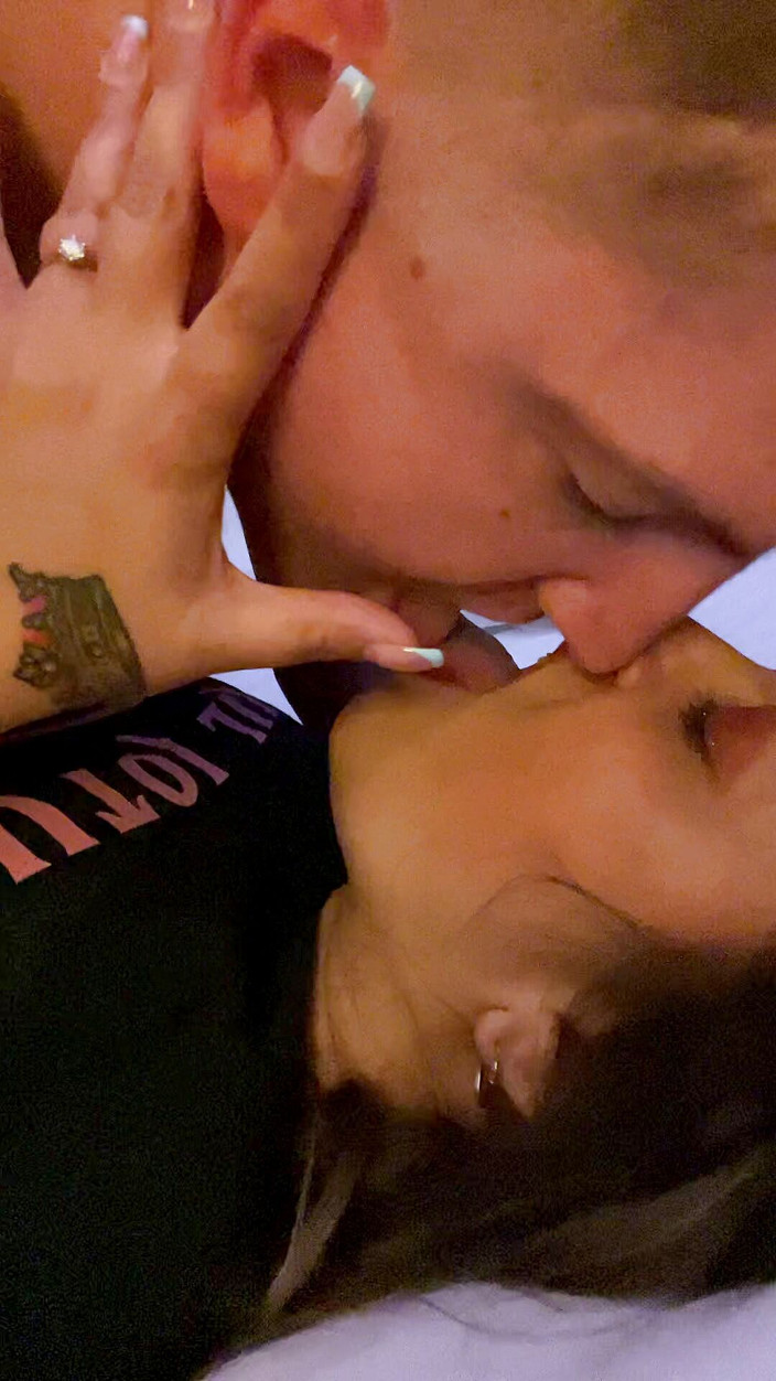 Filthy British Couple: Děvka řekne paroháčovi, že chce svatební noční gangbang