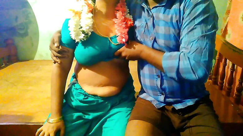 Priyanka314: Tamil jazmín flower tía presionando grandes tetas