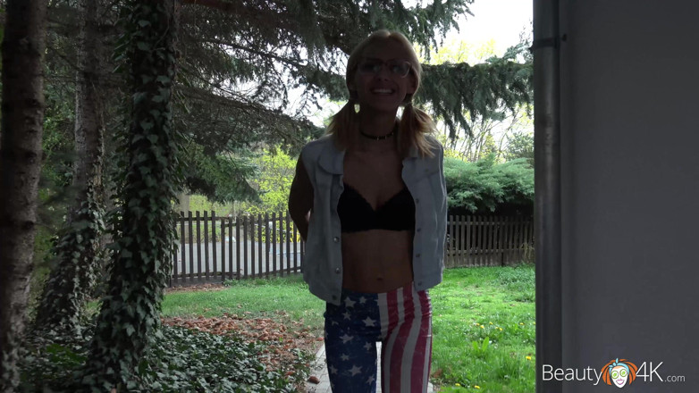 Teen Mega World: Rubia nerd folla como una profesional