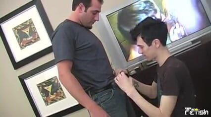Gay Diaries: Ragazzo magro chiama il ragazzo del servizio in camera per...
