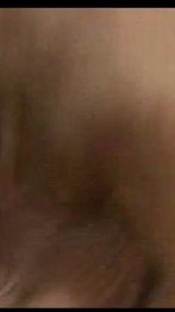 Une vieille et une jeune chatte baisent une bite dans un trio dans la salle de bain