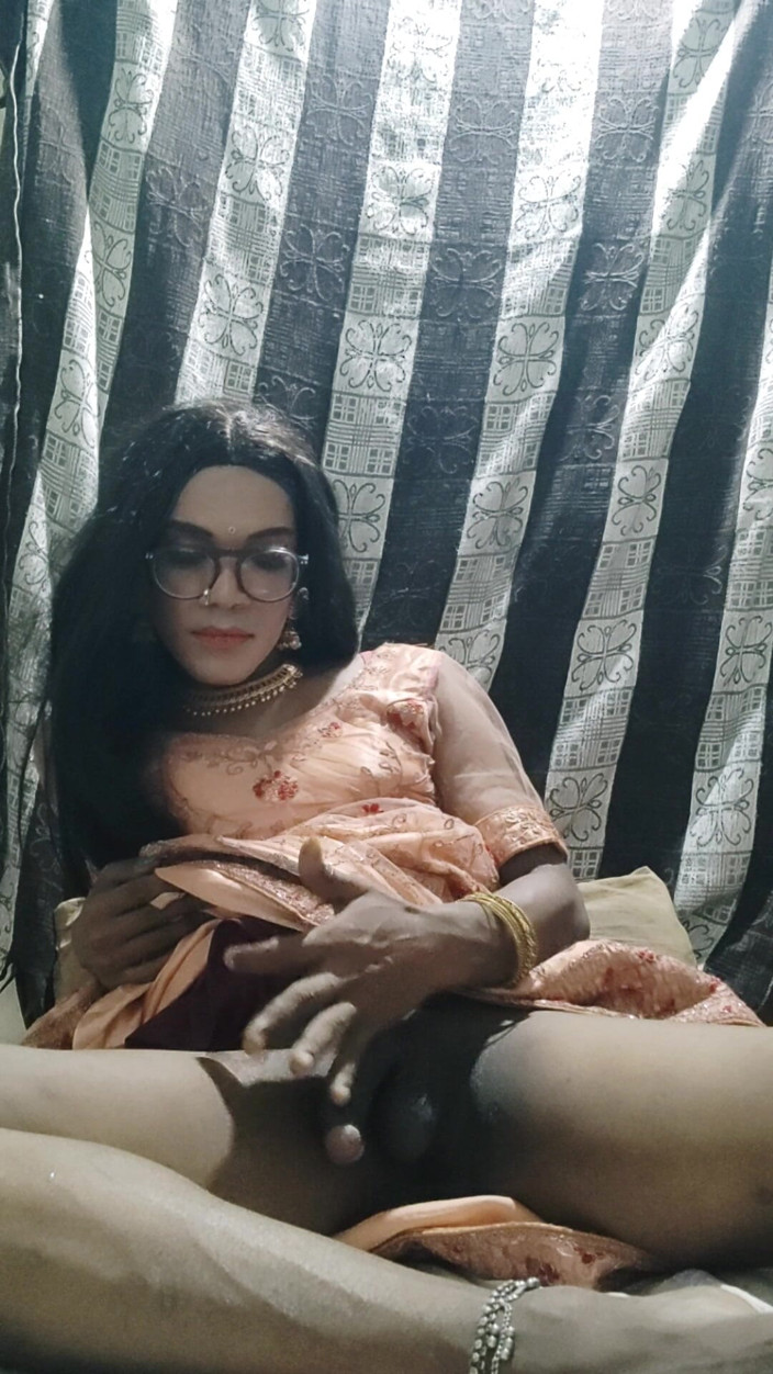 Keerthanakeerthi95: desi bhaartiy kinnar paaranprik lehanga men viry nikaal rahi hai...