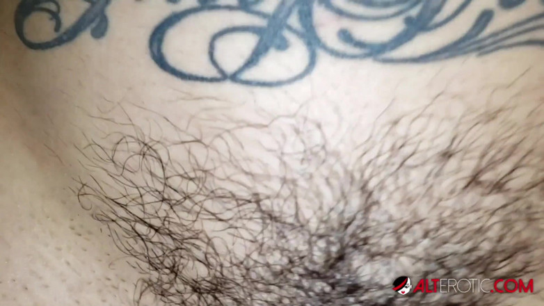 Alt Erotic: Genevieve Sinn monta una polla antes de hacerse un tatuaje...