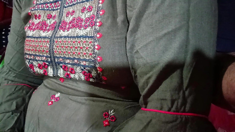 Pakhi0705: La belle-fille mariée de mon ex-amant propriétaire est venue secrètement à...