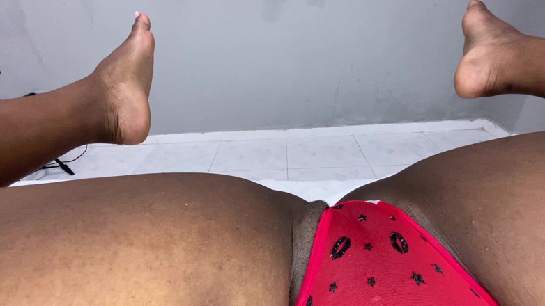 omairaberbatov: Adoro usare nuovi giocattoli per coccolare la mia vagina