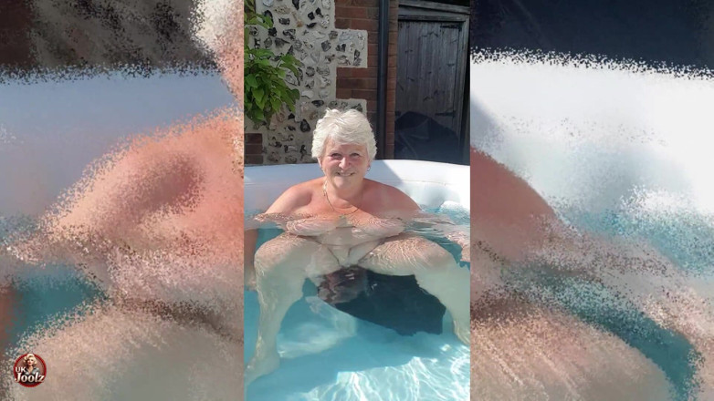 Uk Joolz: Fiesta De Tetas Lesbianas En Bañera De Hidromasaje!