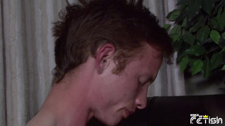 Gay Diaries: Un vieux excité suce deux jumelles avec de grosses bites...