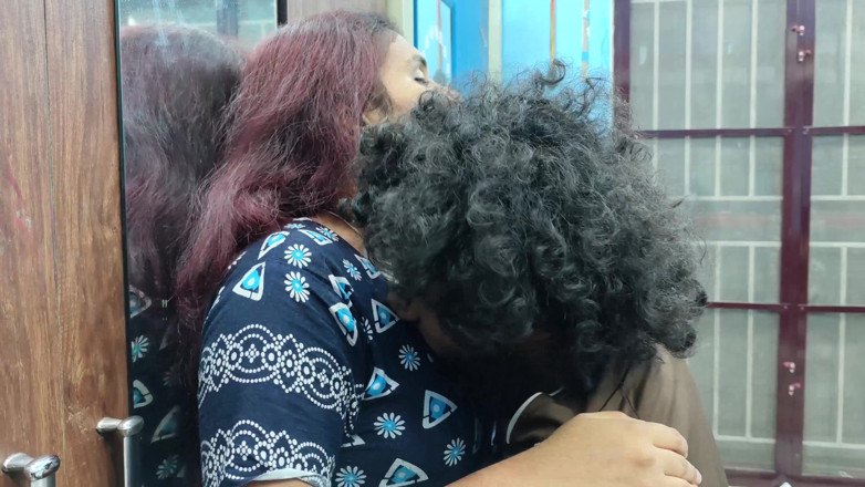 Vaigavarun45: Dudak kilidi, boyun öpücüğü ve mallu kızla ateşli romantizm