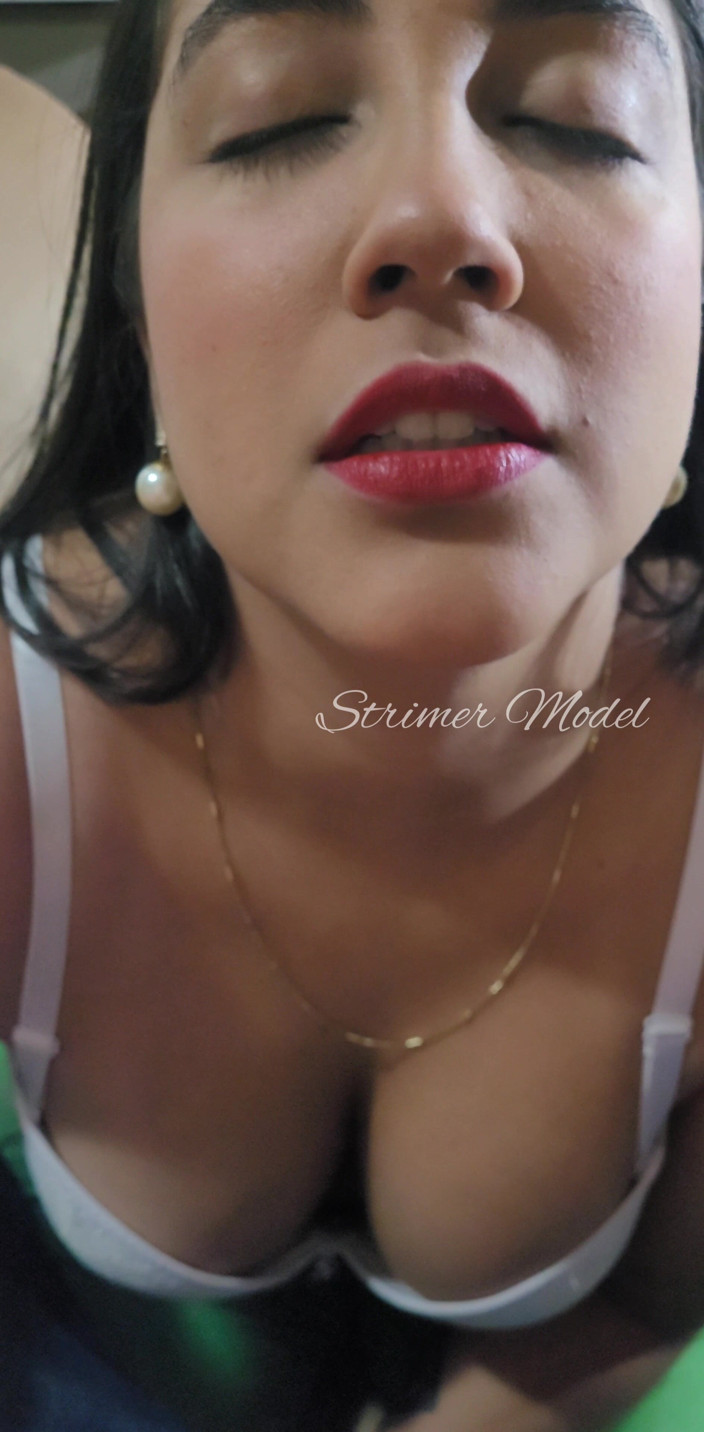 Strimermodel: Sneezing in Your Face