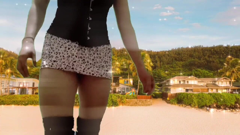 Kitty_Cross: Une jolie t-girl danse dehors sur la plage sous le...