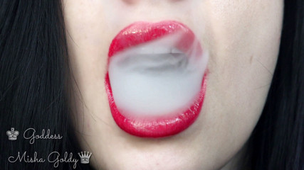 Goddess Misha Goldy: Éjacule devant ma grosse séduction rouge et ma grosse fumée...