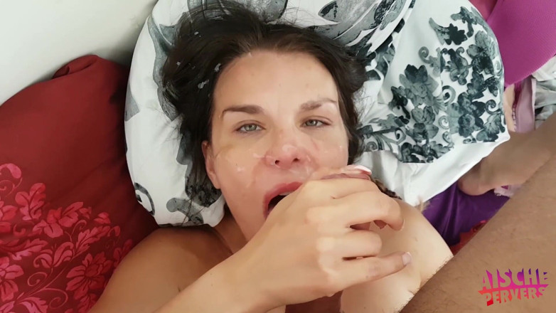 Aische Pervers: Une MILF à forte poitrine vient de se réveiller et fait...