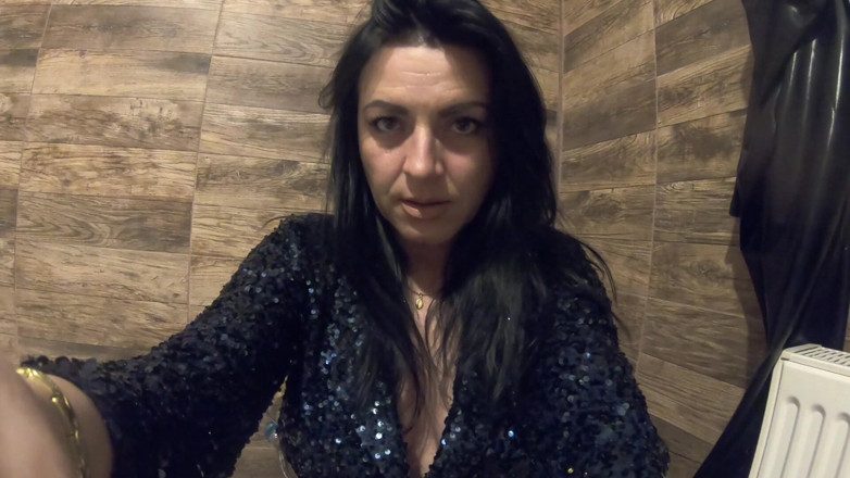 MilfyCalla: Fumar Xixi Jogar Em Roupa Brilhante. Banheiro Fetiche E Diversão...