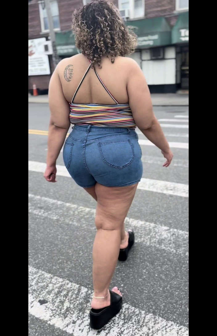 Boricua Leg Tease Queen: Sexy Erotic Photos of Sexy Voluptuous Puerto Rican Woman with...