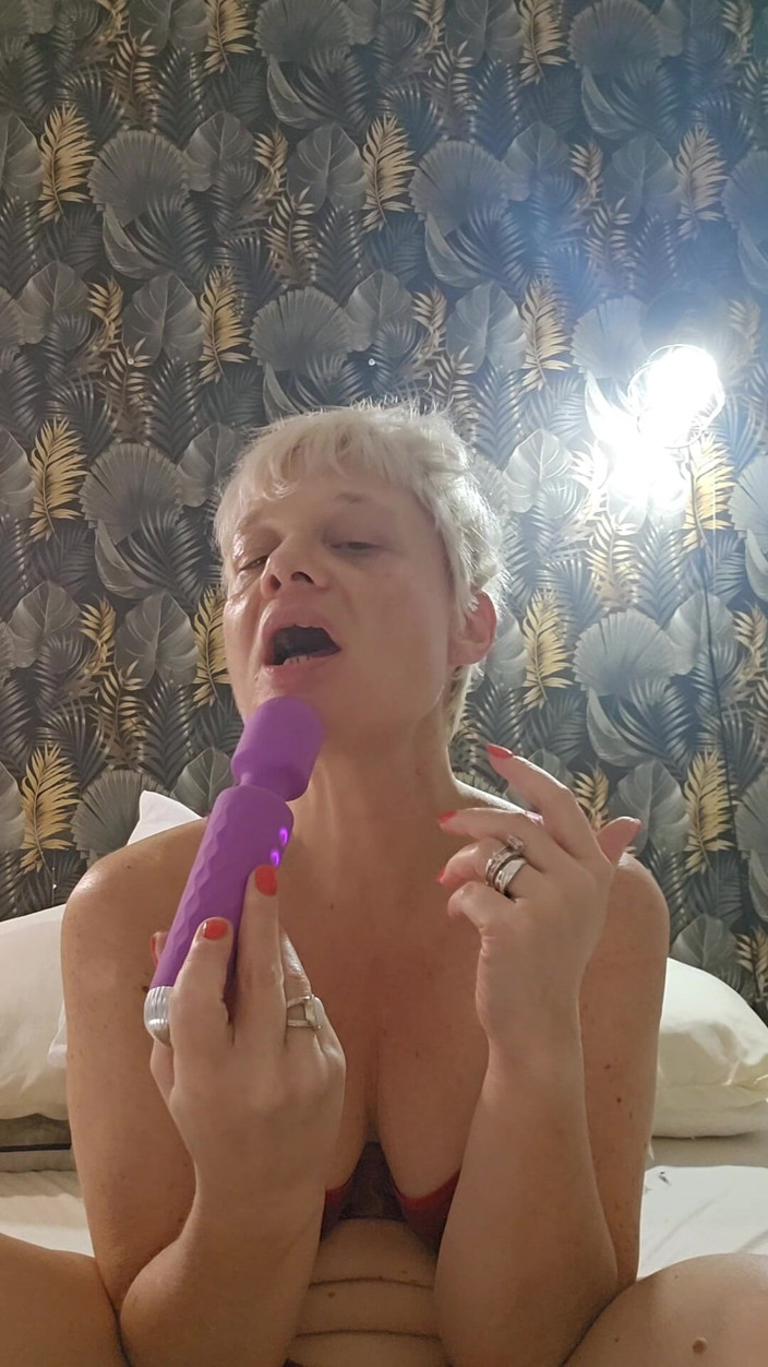 Sofy13: MILF Zralá Děvka Hraje S Jejím Mokrým Klitorisem