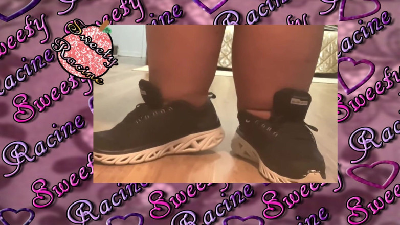 Sweety Racine: Negresa SSBBW își expune picioarele mari în adidași