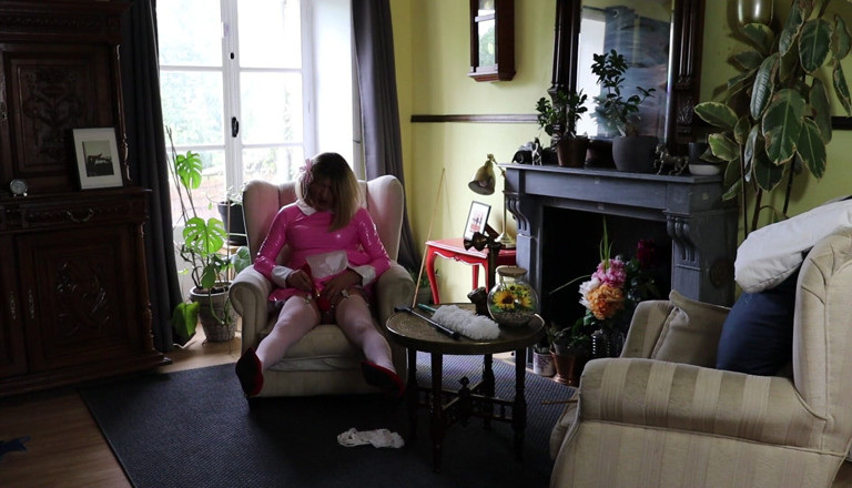Sissy Dee Dee: Sissy Dee dovrebbe pulire, ma si fa trasportare a giocare