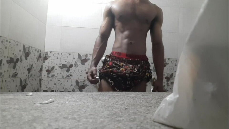 Wheyincognito: Chico cachondo en el baño duchándose