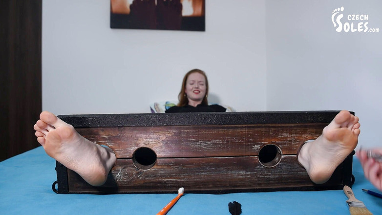 Czech Soles - foot fetish content: 그녀의 큰 맨발을 간지럽히는 무자비한