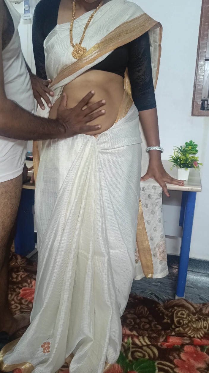 Inba: Une tatie malaisienne baise sur une table de bureau avec...