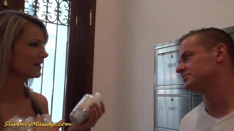 Slippery massage: Lena Love se fait draguer pour un massage glissant