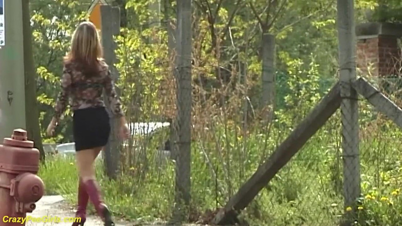Crazy pee girls: Fată tânără frumoasă cu țâțe mici care se pișă în public