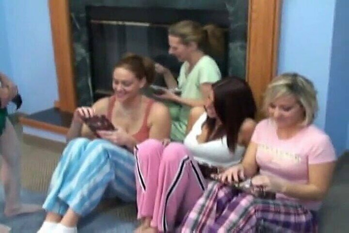 Radical Lesbian: Orgia di gruppo a casa- video lesbico fatto in casa