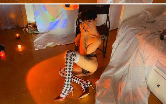 Artesensual: Divadelní Femboy v podpatcích a harlekýnových punčochách - Svíčky a smyslné...