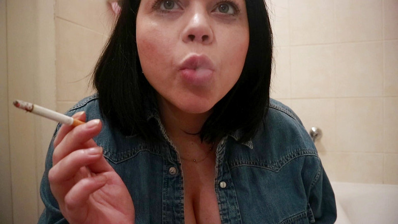 Shione Cooper: Shione Cooper enceinte, mais fume