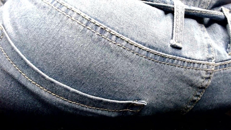 Maeling: Pojkar förstörde i jeans ass-fyxiation med jätte röv ovetande