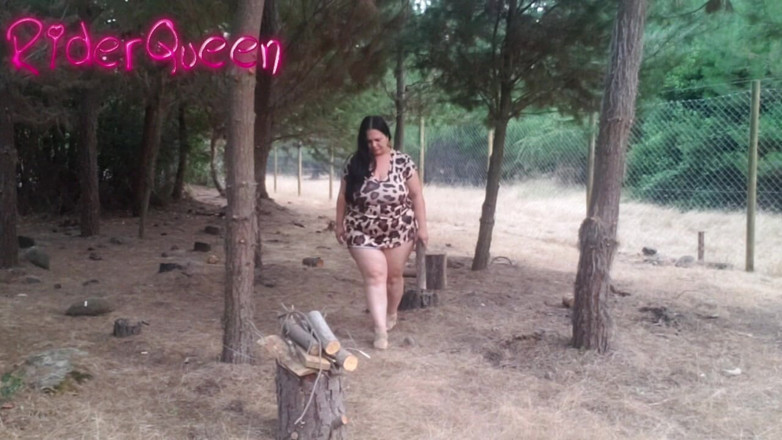 Only Riderqueen BBW Step Mom Latina Alone: Recoping Woods Sexig styvmamma utomhus