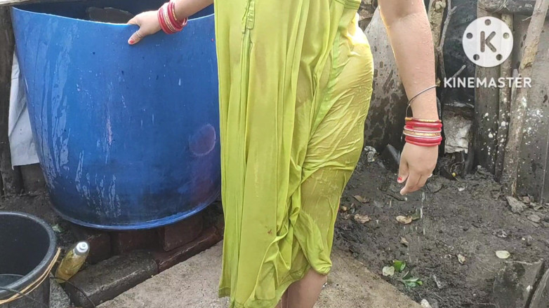 Anita yadav: bhaartiy grihini nrity ke saath baahar naha rahi hai