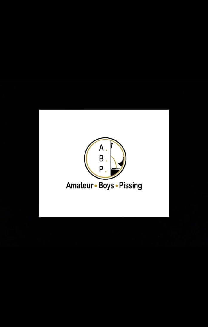 AmateurBoysPissing: 素人少年がジーンズから太ったチンコを取り出して通りでおしっこをしている