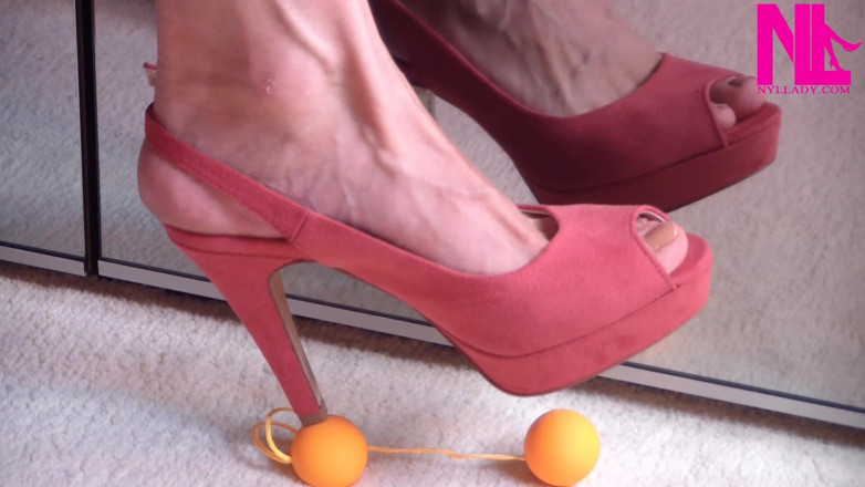 Nyllady: Ballbusting vagina koule v růžových sandálech s otevřenou toe na...