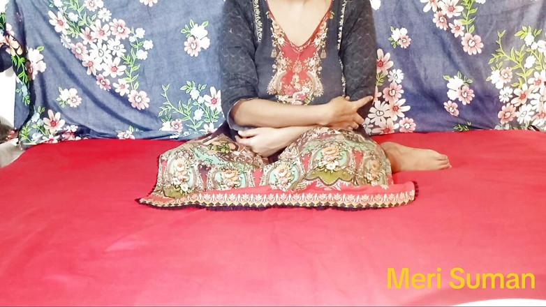 Meri suman: Indisk desi hot suman blir naken och fingrar till orgasm...
