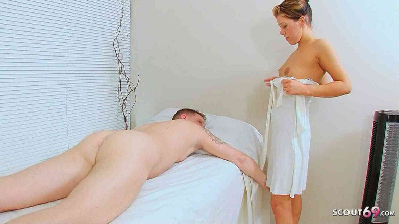 Full porn collection: Servizio completo massaggio sessuale con una teen sexy in Salotto