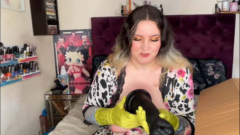 MissFFW: Une pute coquine déballe sa nouvelle sélection de jouets